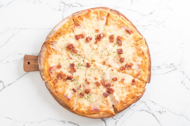 bacon and cheese pizza
