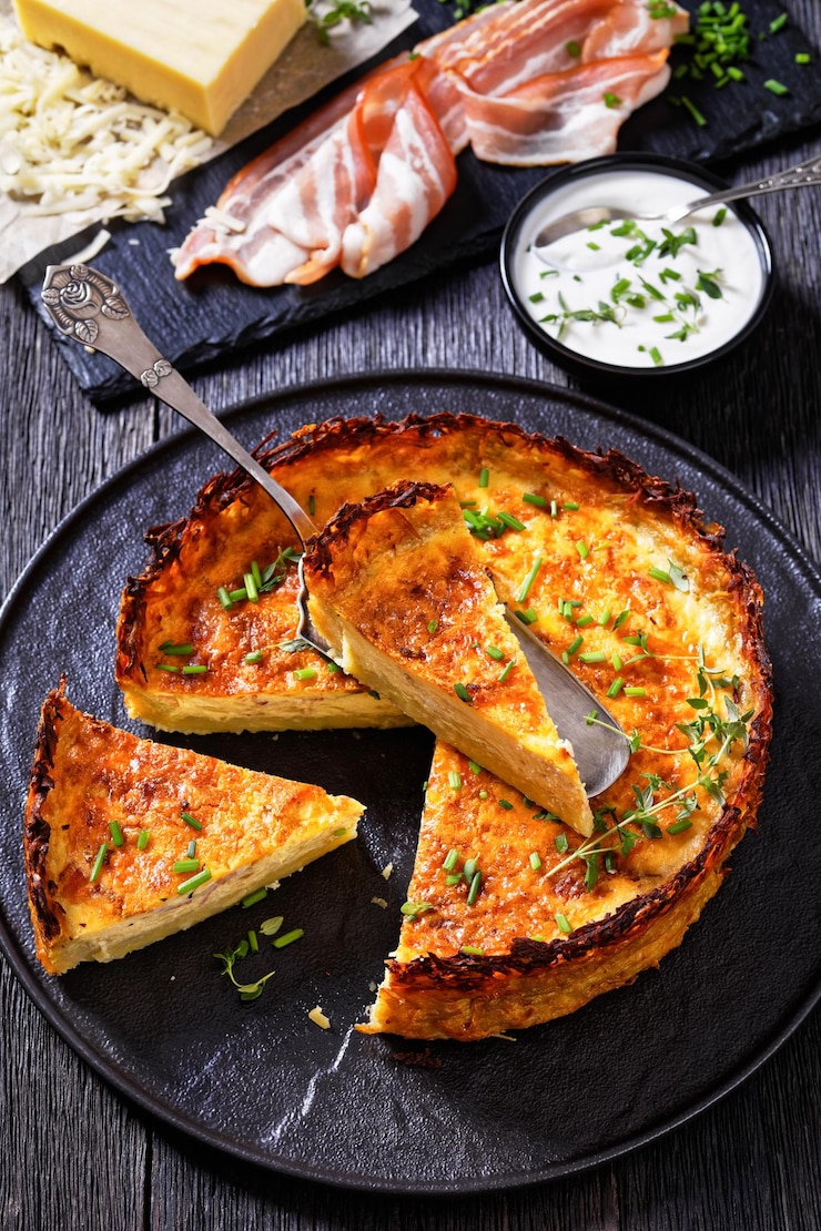 Фотография киш с беконом и сыром с корочкой из оладий