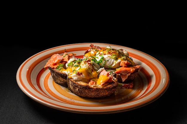 Photo bacon egg tomato breakfast toast