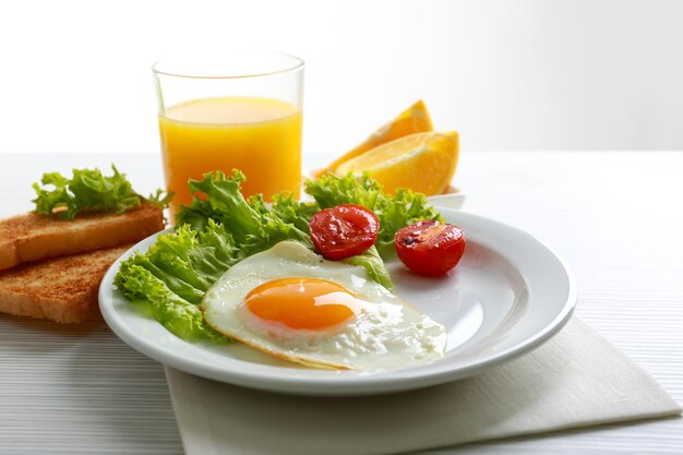 Bacon en eieren op een kleurige houten tafelachtergrond