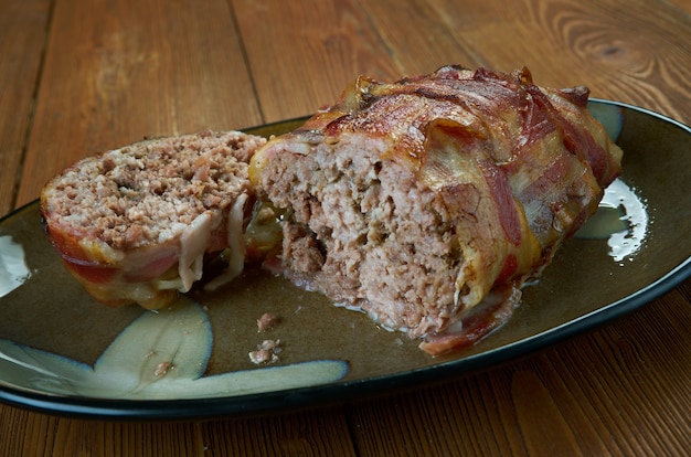 ベーコンエクスプロージョン-砕いたベーコンをベーコンで包んだ豚肉料理。アメリカンフットボールサイズの料理を燻製または焼きます。