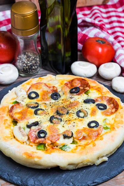 Foto pizza al bacon, pizza ai funghi.