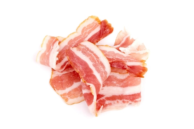 Bacon strips voor roerei rauwe gerookte varkensvlees plakjes geïsoleerd op een witte achtergrond