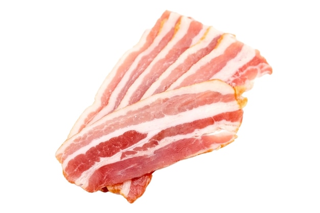 Bacon strips voor roerei rauwe gerookte varkensvlees plakjes geïsoleerd op een witte achtergrond