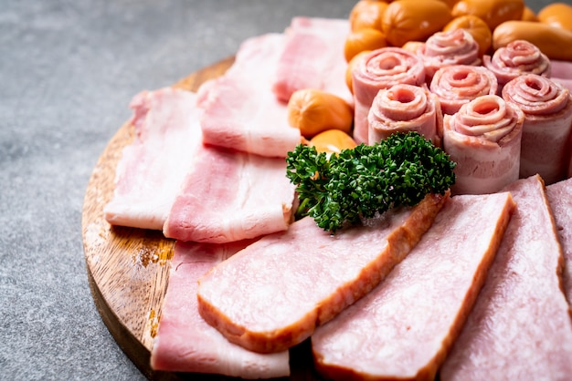 bacon, worst, gerookte ham en barbecuespek