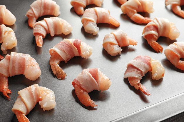 Baconwrapped garnalen op bakplaat close-up