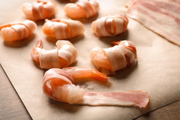 Baconwrapped garnalen op tafel close-up