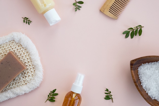 Bad accessoires op beige muur. Natuurlijke spa-cosmetica