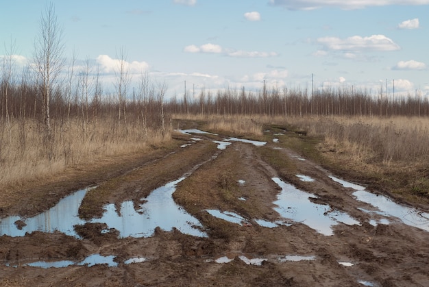 Фото Плохая проселочная дорога повреждена грунтовая дорога глиняная грязь