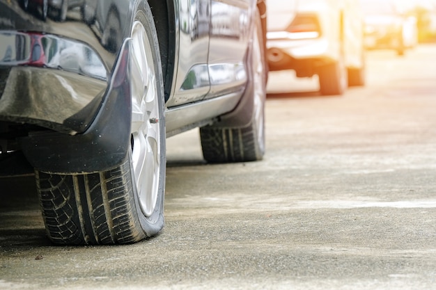 悪い一日、車のフラットタイヤの問題。