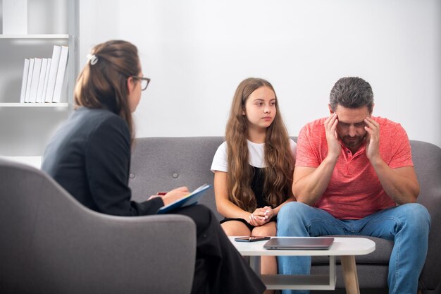 Lo psicologo dei cattivi genitori offre una terapia familiare per la psicologia della ragazza adolescente di papà e figlia