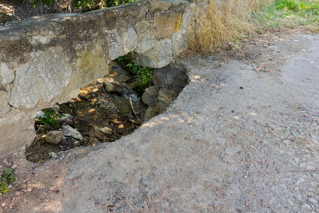 橋のアスファルトの洪水後の悪路の穴