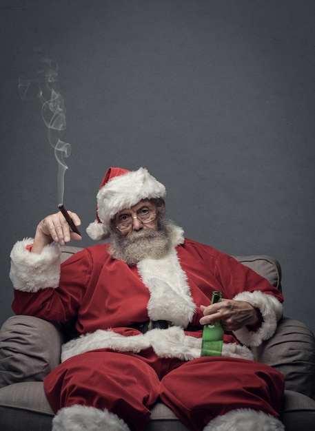 Плохой Санта празднует дома
