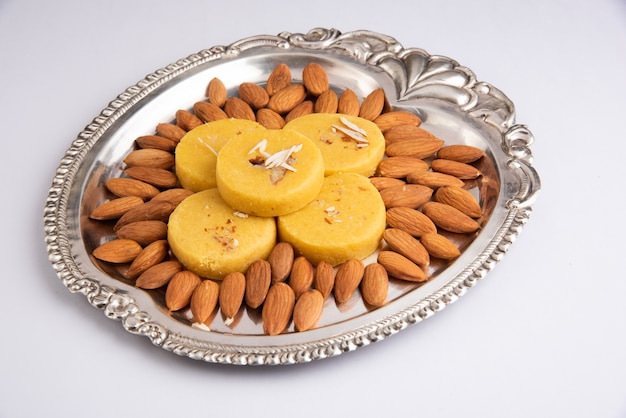 Photo badam barfi or almond pedha burfi indian sweet dish made from milk and almond