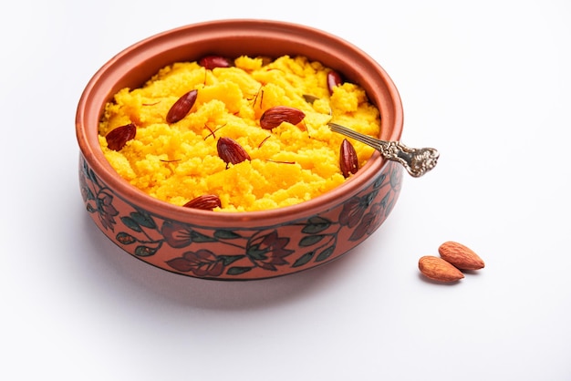 Badam Halwa of sheera, ook bekend als Almond Halwa, is een traditioneel Indiaas zoet gerecht, bereid door melk en amandelen te mengen