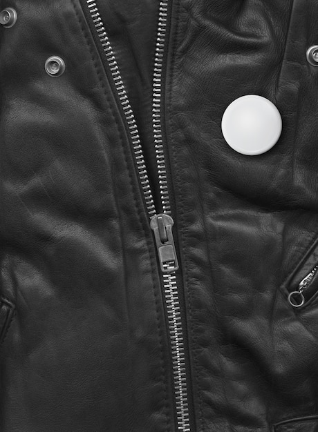 Badge op een vergrote weergave van een zwart lederen jas. Textuur achtergrond