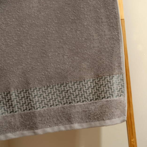 Badjas set Hanger met schone badjas en handdoek op lichte muur badjas mockup