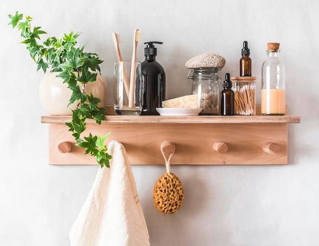 Badkamer eenvoudig interieur houten plankhanger met accessoires voor verzorging en schoonheid op een lichte achtergrond