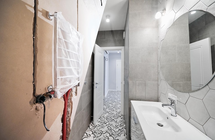 Badkamer en toiletruimte voor en na de renovatie