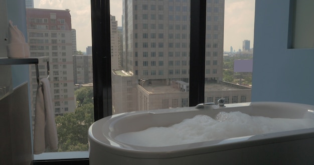 Badkamer met panoramische ramen in het hotel