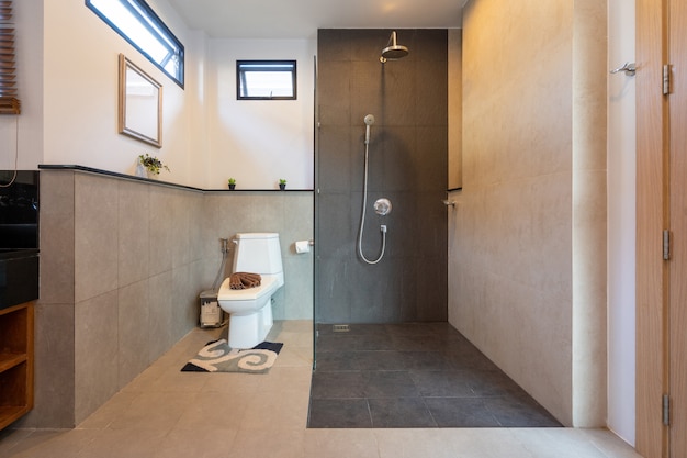 Foto badkamer met toilet en douche