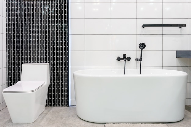 badkamerinterieur met minimalistische douche en verlichting, wit toilet, wastafel en ligbad