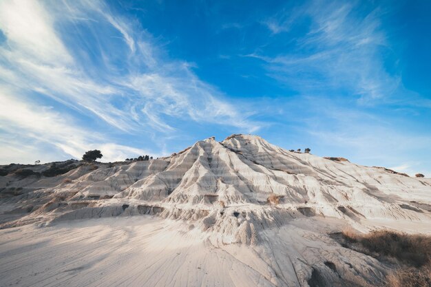 Foto paesaggio di badlands di rocce bianche