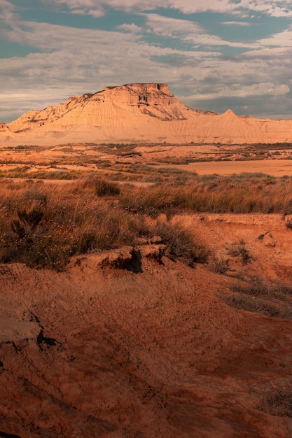 Badlans van navarra (bardenas reales de navarra) dessert in het zuiden van baskenland