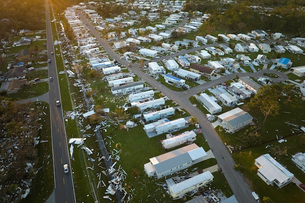 フロリダの住宅地でのハリケーン イアンの後、トレーラー ハウスがひどく損傷しました 自然災害の影響