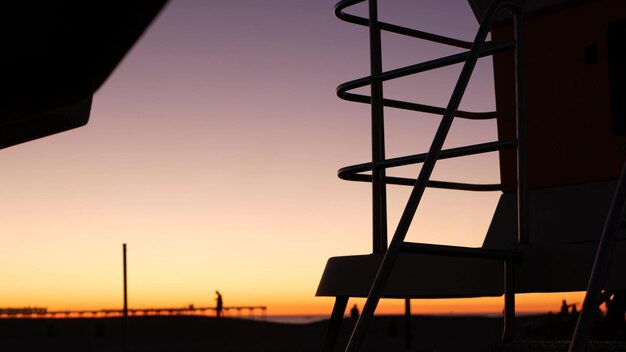 Badmeester staan hut of huis op oceaanstrand na zonsondergang californië kust usa