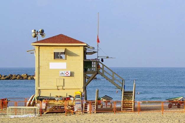 Foto badmeester station op het strand