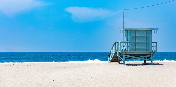 Foto badmeesterhut op santa monica-strand vreedzame oceaankustlijn los angeles de v.s