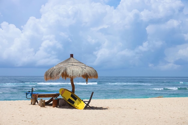 Badmeesterstation op het strand met geel surfreddingsbord erop