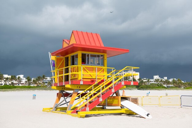 Badmeestertoren op zandstrand in Miami, de V.S.