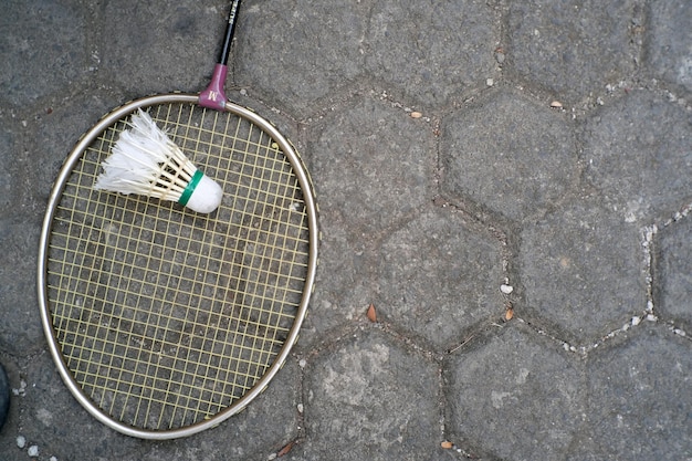 Foto badminton racket op het voetpad