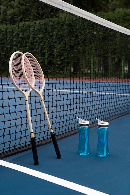 Foto racchette da badminton sulla vista laterale del campo