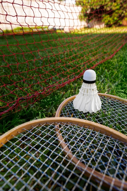 Photo badminton rackets on grass