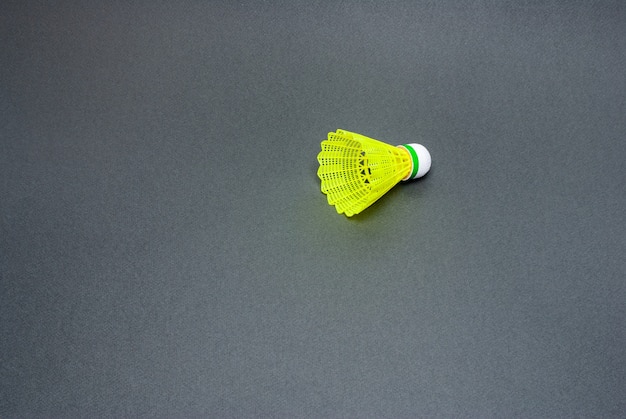 Badminton shuttle close-up is geïsoleerd op grijs