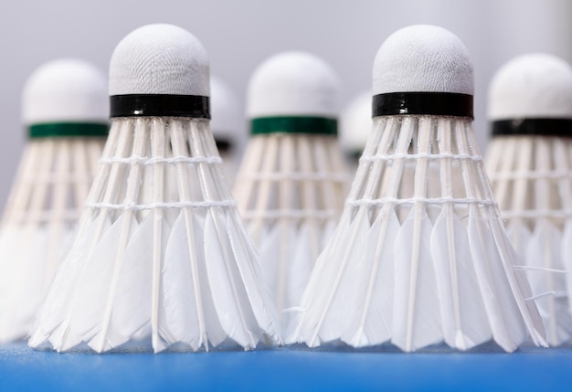 Foto badminton shuttlecocks van natuurlijke veren