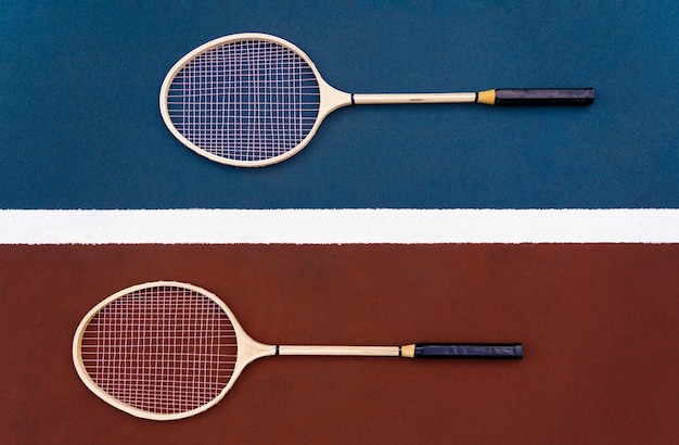 Foto badmintonrackets op het bovenaanzicht van het veld