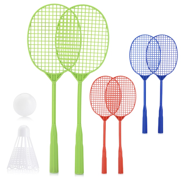 Badmintonset gemaakt van plastic voor kinderen geïsoleerd op een witte achtergrond speelgoedrackets een shuttlebal voor het spelen van badminton kindersporten ontwikkeling van de sportvaardigheden van een kind