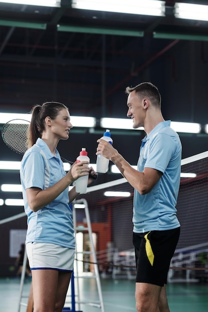 Badmintonspelers die water drinken