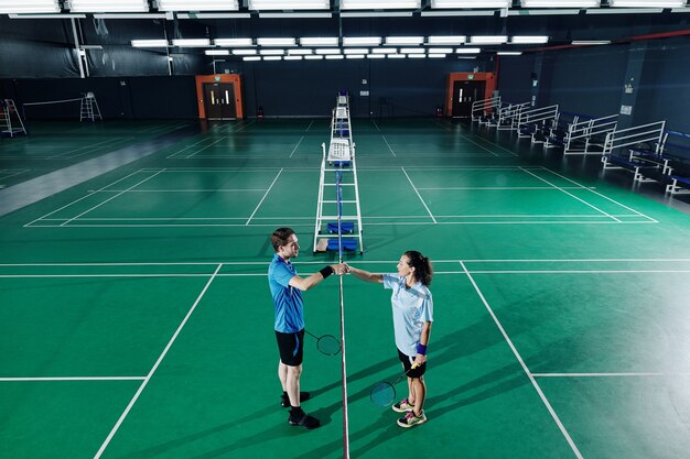 Badmintonspelers trainen in de gymzaal