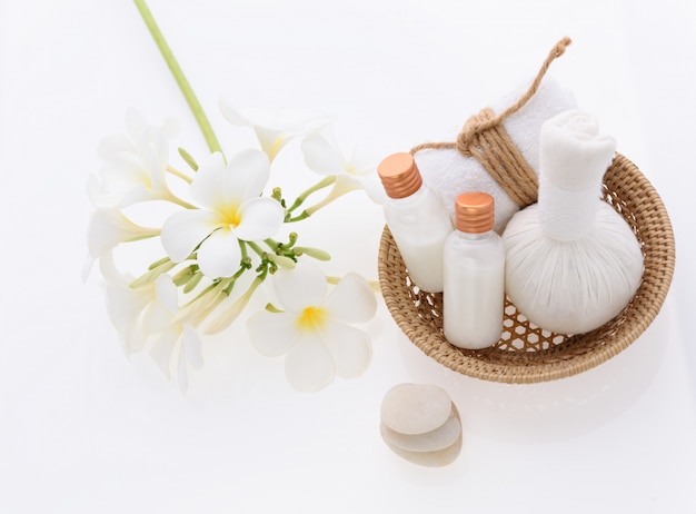 Badproducten en huidverzorging met Plumeria spa bloem op wit