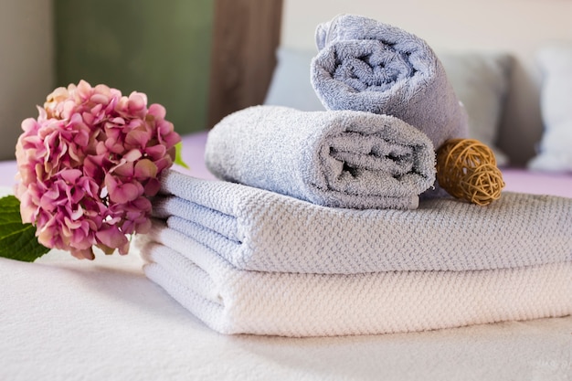 Badsamenstelling met bloem en handdoeken