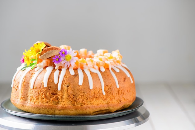 Torta di frutta bael decorata con piccoli fiori in cima dolce e salutare torta fatta in casa