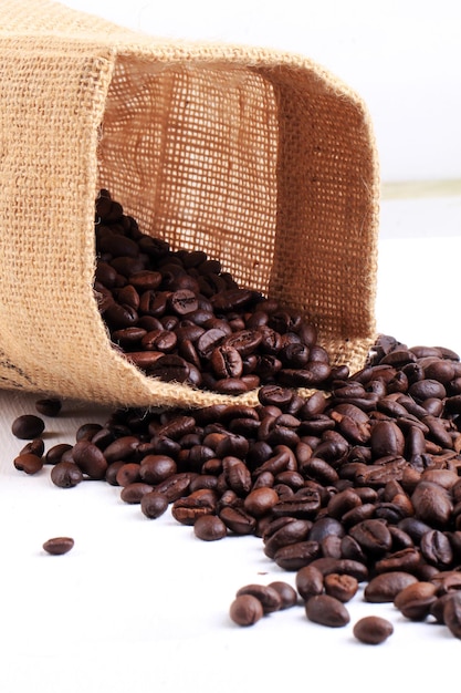 アラビカ種のコーヒー豆の袋と束