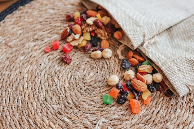 Un sacchetto di frutta candita e frutta secca sul tavolo