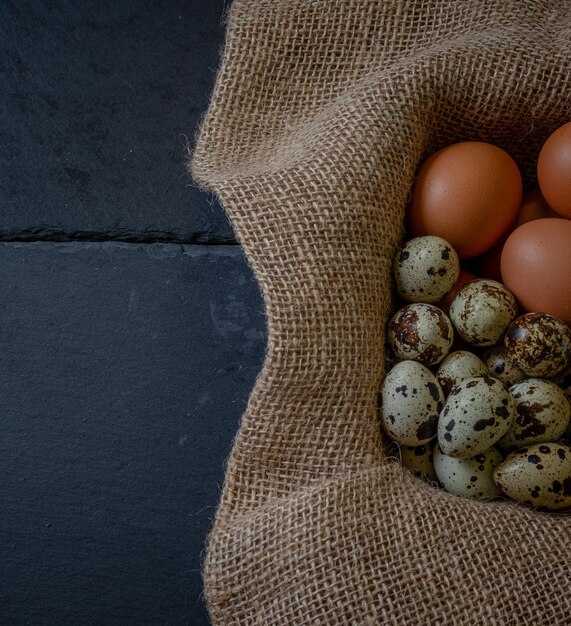 Photo a bag of eggs that are brown and white