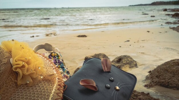 Foto borsa e cappelli in spiaggia